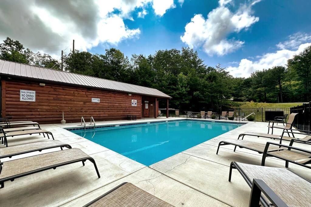 New Luxury Cabin With Stunning Mountainviews,Hottub, Firepit, Fireplace,2 Kingbeds, 2 Covereddecks,Bbqgrill, Shuffleboard And Pool Access سيفيرفيل المظهر الخارجي الصورة