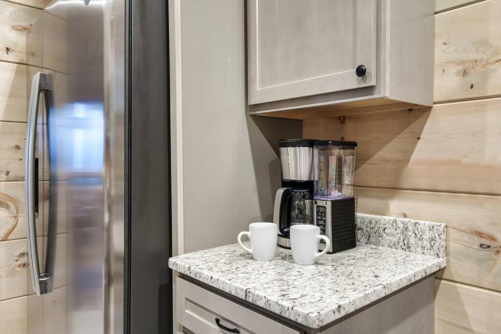 New Luxury Cabin With Stunning Mountainviews,Hottub, Firepit, Fireplace,2 Kingbeds, 2 Covereddecks,Bbqgrill, Shuffleboard And Pool Access سيفيرفيل المظهر الخارجي الصورة