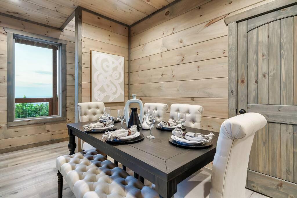 New Luxury Cabin With Stunning Mountainviews,Hottub, Firepit, Fireplace,2 Kingbeds, 2 Covereddecks,Bbqgrill, Shuffleboard And Pool Access سيفيرفيل المظهر الخارجي الصورة