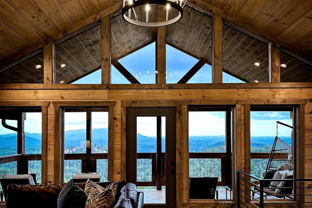 New Luxury Cabin With Stunning Mountainviews,Hottub, Firepit, Fireplace,2 Kingbeds, 2 Covereddecks,Bbqgrill, Shuffleboard And Pool Access سيفيرفيل المظهر الخارجي الصورة
