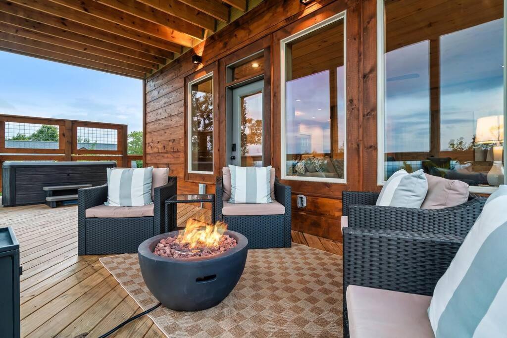 New Luxury Cabin With Stunning Mountainviews,Hottub, Firepit, Fireplace,2 Kingbeds, 2 Covereddecks,Bbqgrill, Shuffleboard And Pool Access سيفيرفيل المظهر الخارجي الصورة