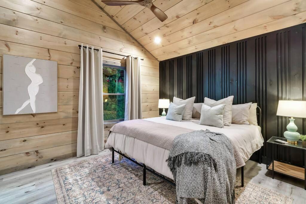 New Luxury Cabin With Stunning Mountainviews,Hottub, Firepit, Fireplace,2 Kingbeds, 2 Covereddecks,Bbqgrill, Shuffleboard And Pool Access سيفيرفيل المظهر الخارجي الصورة