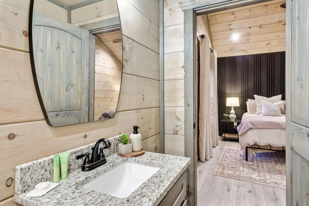 New Luxury Cabin With Stunning Mountainviews,Hottub, Firepit, Fireplace,2 Kingbeds, 2 Covereddecks,Bbqgrill, Shuffleboard And Pool Access سيفيرفيل المظهر الخارجي الصورة