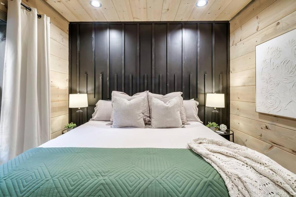 New Luxury Cabin With Stunning Mountainviews,Hottub, Firepit, Fireplace,2 Kingbeds, 2 Covereddecks,Bbqgrill, Shuffleboard And Pool Access سيفيرفيل المظهر الخارجي الصورة