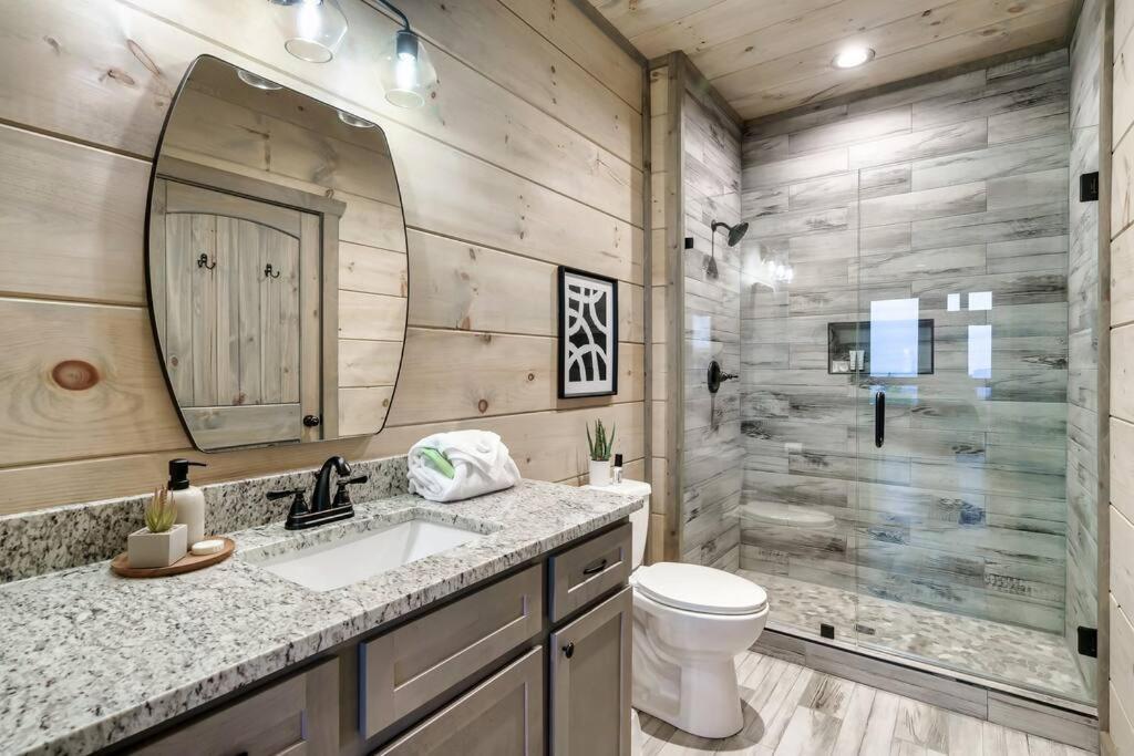 New Luxury Cabin With Stunning Mountainviews,Hottub, Firepit, Fireplace,2 Kingbeds, 2 Covereddecks,Bbqgrill, Shuffleboard And Pool Access سيفيرفيل المظهر الخارجي الصورة