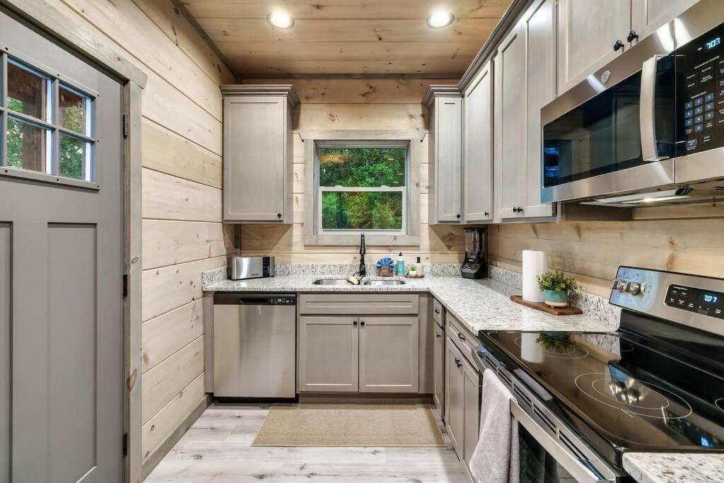 New Luxury Cabin With Stunning Mountainviews,Hottub, Firepit, Fireplace,2 Kingbeds, 2 Covereddecks,Bbqgrill, Shuffleboard And Pool Access سيفيرفيل المظهر الخارجي الصورة
