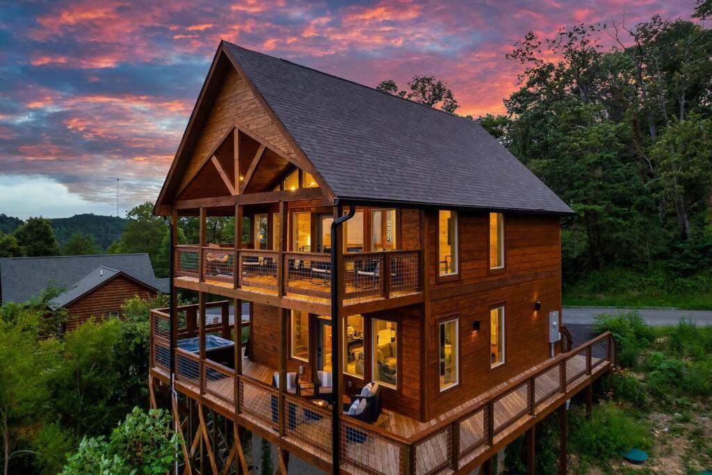 New Luxury Cabin With Stunning Mountainviews,Hottub, Firepit, Fireplace,2 Kingbeds, 2 Covereddecks,Bbqgrill, Shuffleboard And Pool Access سيفيرفيل المظهر الخارجي الصورة