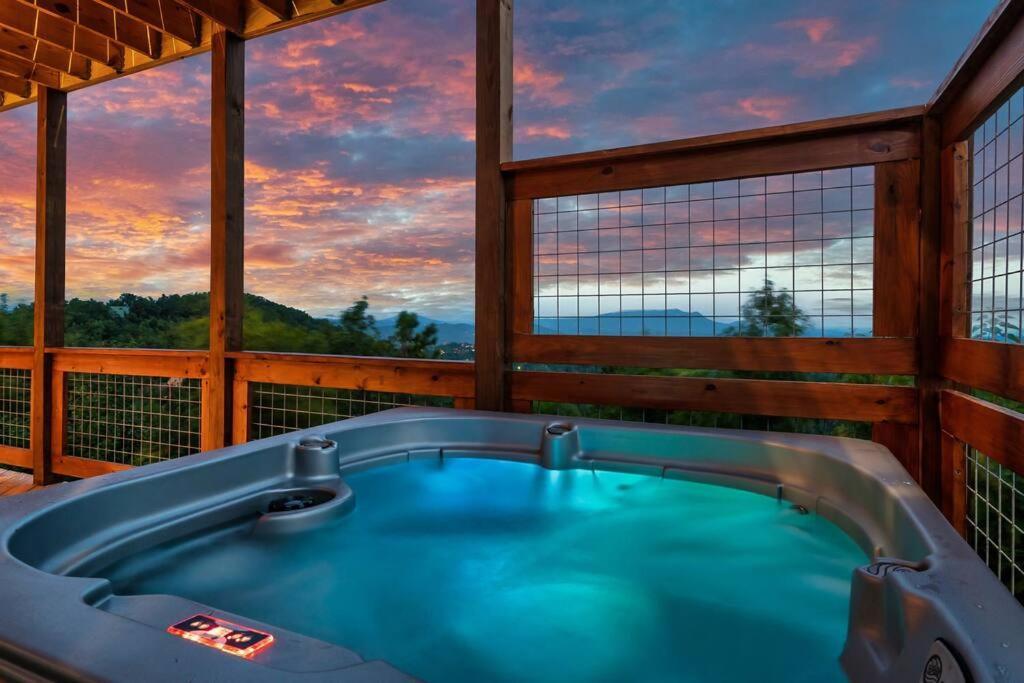 New Luxury Cabin With Stunning Mountainviews,Hottub, Firepit, Fireplace,2 Kingbeds, 2 Covereddecks,Bbqgrill, Shuffleboard And Pool Access سيفيرفيل المظهر الخارجي الصورة