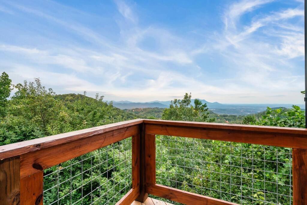 New Luxury Cabin With Stunning Mountainviews,Hottub, Firepit, Fireplace,2 Kingbeds, 2 Covereddecks,Bbqgrill, Shuffleboard And Pool Access سيفيرفيل المظهر الخارجي الصورة