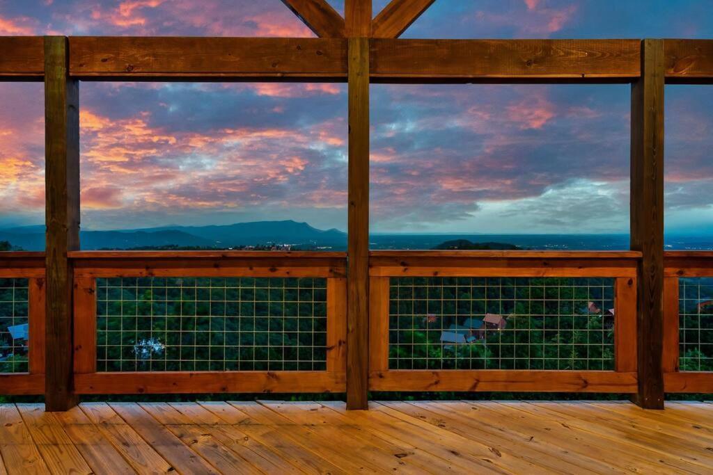 New Luxury Cabin With Stunning Mountainviews,Hottub, Firepit, Fireplace,2 Kingbeds, 2 Covereddecks,Bbqgrill, Shuffleboard And Pool Access سيفيرفيل المظهر الخارجي الصورة