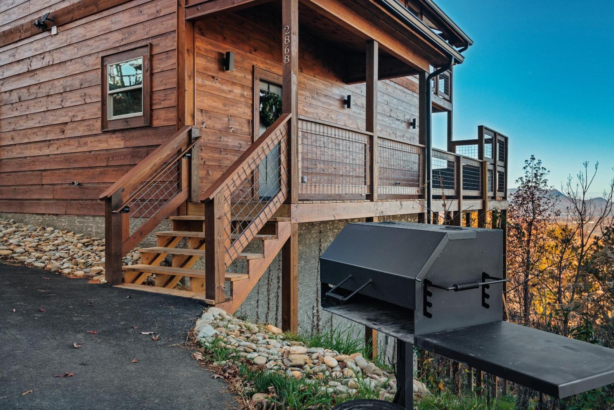 New Luxury Cabin With Stunning Mountainviews,Hottub, Firepit, Fireplace,2 Kingbeds, 2 Covereddecks,Bbqgrill, Shuffleboard And Pool Access سيفيرفيل المظهر الخارجي الصورة