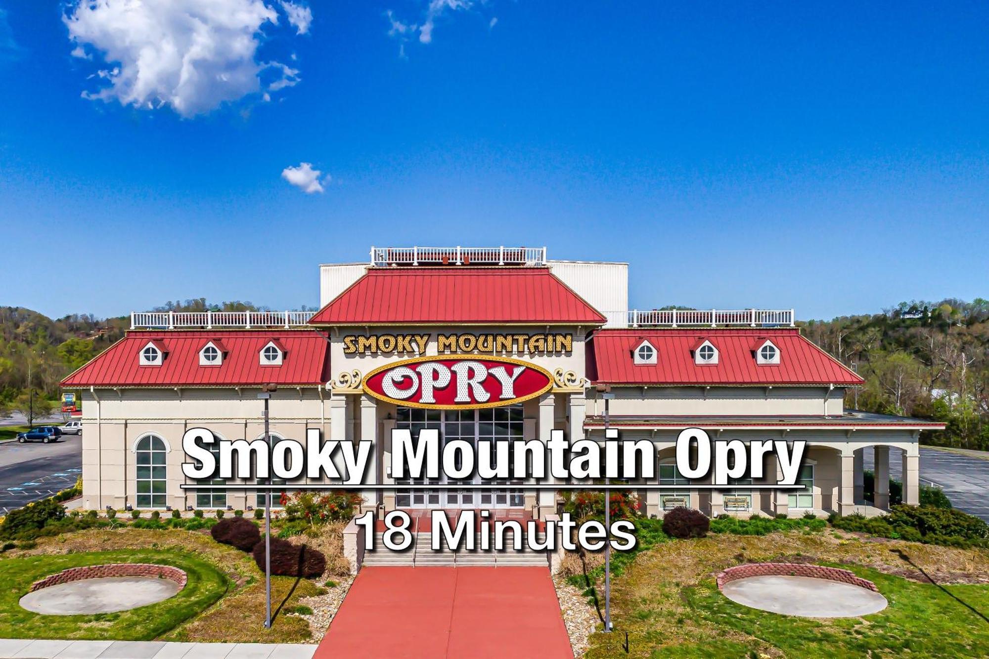 New Luxury Cabin With Stunning Mountainviews,Hottub, Firepit, Fireplace,2 Kingbeds, 2 Covereddecks,Bbqgrill, Shuffleboard And Pool Access سيفيرفيل المظهر الخارجي الصورة