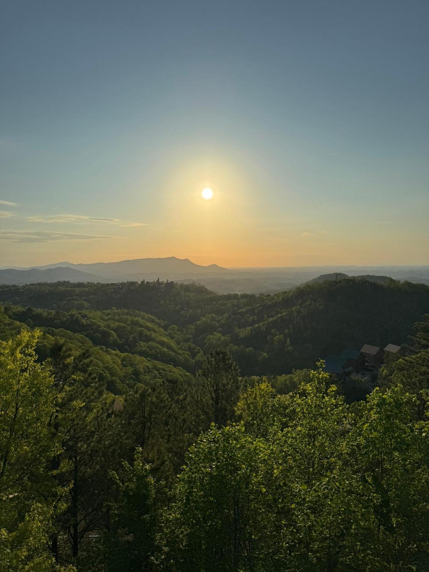 New Luxury Cabin With Stunning Mountainviews,Hottub, Firepit, Fireplace,2 Kingbeds, 2 Covereddecks,Bbqgrill, Shuffleboard And Pool Access سيفيرفيل المظهر الخارجي الصورة